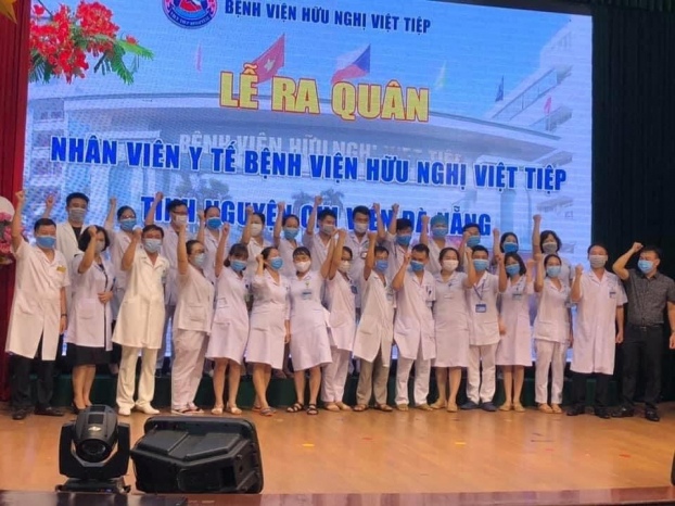   Các y bác sĩ tại BV Hữu nghị Việt Tiệp trước giờ xuất phát vào Đà Nẵng.  
