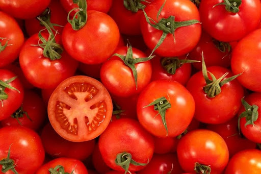   Cà chua chứa rất nhiều chất dinh dưỡng và các vitamin A, vitamin C và axit folic.  