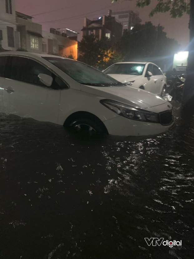 TP. Hồ Chí Minh ngập trong biển nước do mưa lớn liên tục kéo dài 3