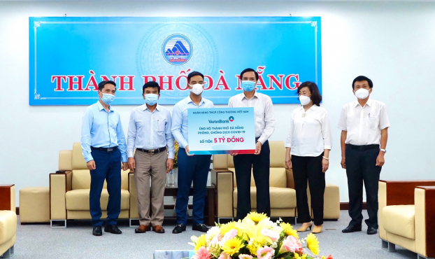   Đại diện VietinBank (thứ 3 từ trái qua) trao tặng biển tượng trưng số tiền 5 tỷ đồng cho TP. Đà Nẵng phòng, chống dịch COVID-19  
