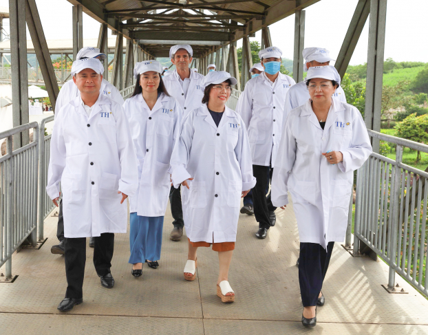   Phó Chủ tịch nước Đặng Thị Ngọc Thịnh (ngoài cùng bên phải) thăm trang trại thuộc Tập đoàn TH – đầu tàu thúc đẩy phát triển kinh tế, an sinh xã hội của Nghĩa Đàn  