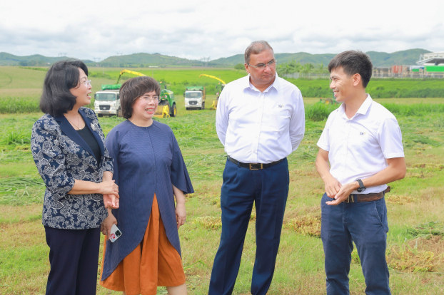   Phó Chủ tịch nước Đặng Thị Ngọc Thịnh (ngoài cùng bên trái) cùng Nhà sáng lập Tập đoàn TH Thái Hương trên cánh đồng mẫu lớn thuộc Tập đoàn TH  