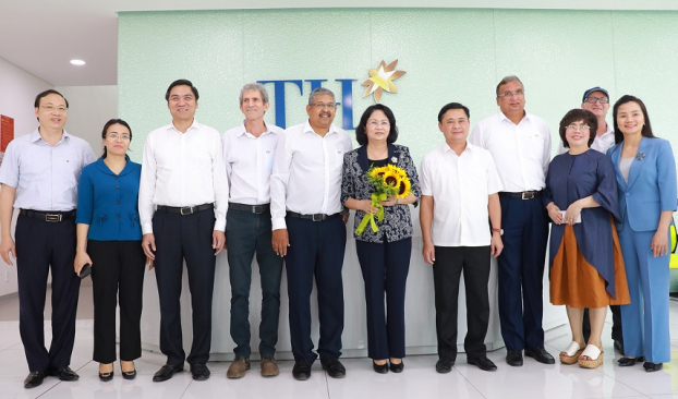  Phó Chủ tịch nước Đặng Thị Ngọc Thịnh (đứng giữa) thăm và chụp ảnh với Nhà sáng lập Tập đoàn TH – doanh nhân Thái Hương và CBNV Nhà máy nước tinh khiết, thảo dược và hoa quả Núi tiên thuộc Tập đoàn TH.  