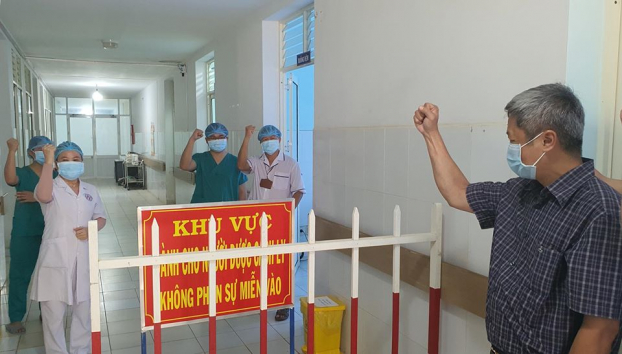   Thứ trưởng Sơn động viên các cán bộ y tế tại Trung tâm y tế huyện Bình Sơn.  