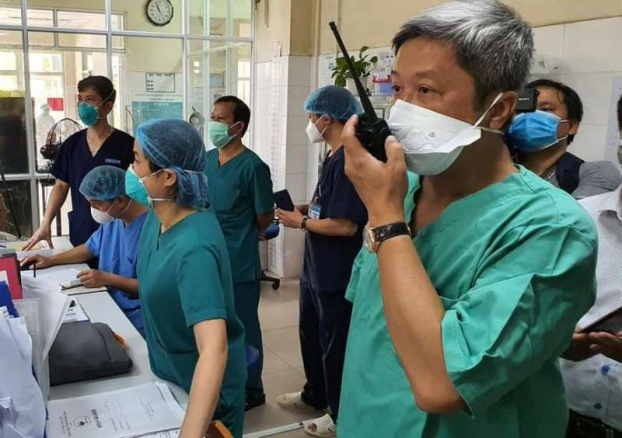   Thứ trưởng Nguyễn Trường Sơn điện đàm kiểm tra công tác điều trị bệnh nhân COVID-19. Ảnh: TUẤN DŨNG  