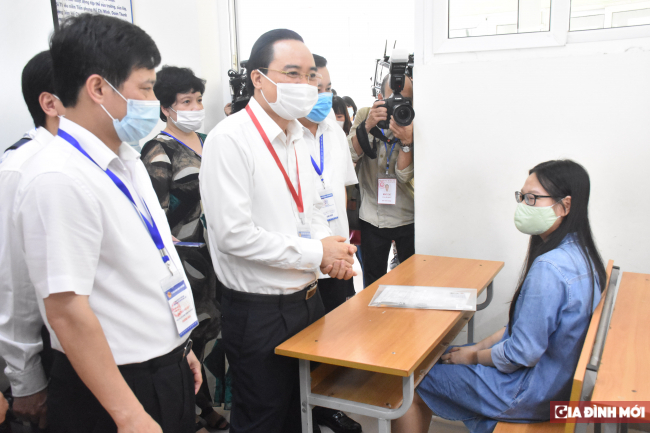   Bộ trưởng Phùng Xuân Nhạ chúc các thí sinh thi tốt, an toàn, đảm bảo sức khỏe.  