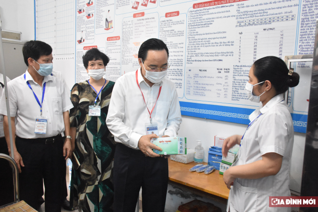   Bộ trưởng kiểm tra phòng y tế, phòng dự phòng tại điểm thi Nam Từ Liêm.  