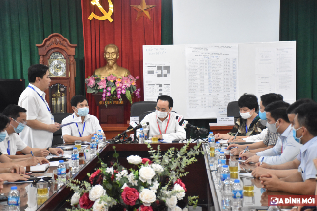   Giám đốc Sở Hà Nội báo cáo Bộ trưởng về sự chuẩn bị kỳ thi của Hà Nội.  