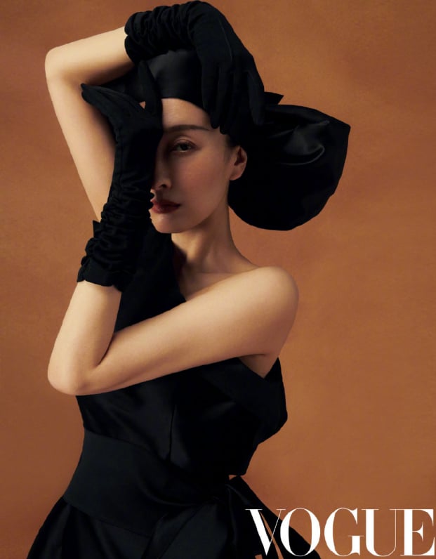Ngô Hân mặc váy cổ chữ V khoét sâu gợi cảm trong bộ ảnh retro trên tạp chí Vogue 1