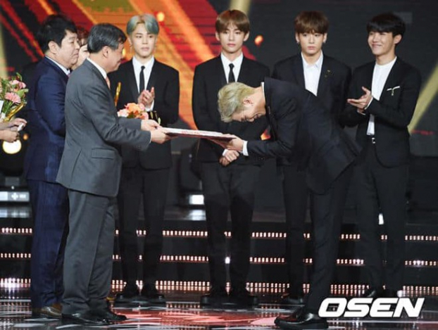 BTS vinh dự nhận giải James A. Van Fleet của The Korea Society 1