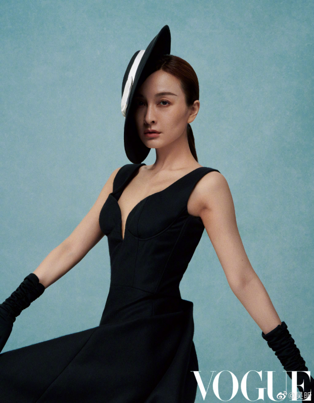 Ngô Hân mặc váy cổ chữ V khoét sâu gợi cảm trong bộ ảnh retro trên tạp chí Vogue 2