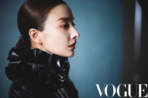 Ngô Hân mặc váy cổ chữ V khoét sâu gợi cảm trong bộ ảnh retro trên tạp chí Vogue 10