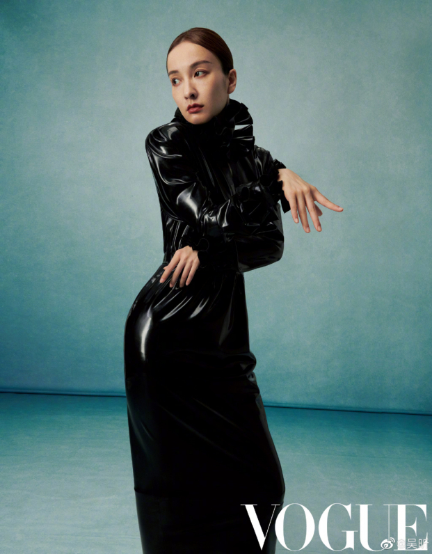 Ngô Hân mặc váy cổ chữ V khoét sâu gợi cảm trong bộ ảnh retro trên tạp chí Vogue 3