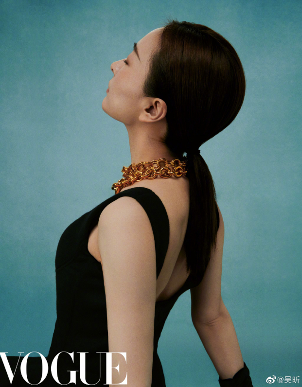Ngô Hân mặc váy cổ chữ V khoét sâu gợi cảm trong bộ ảnh retro trên tạp chí Vogue 4