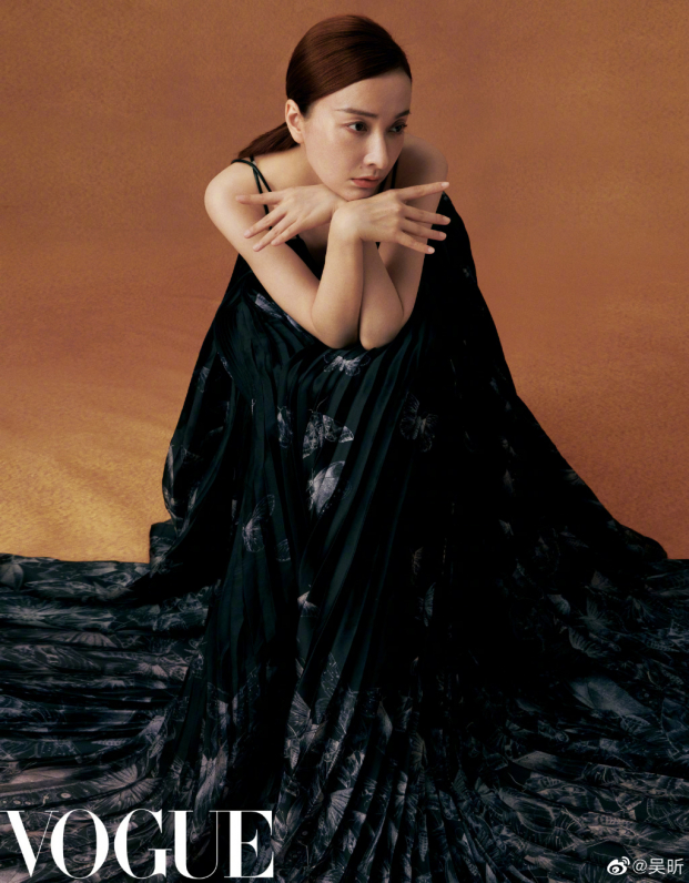 Ngô Hân mặc váy cổ chữ V khoét sâu gợi cảm trong bộ ảnh retro trên tạp chí Vogue 5