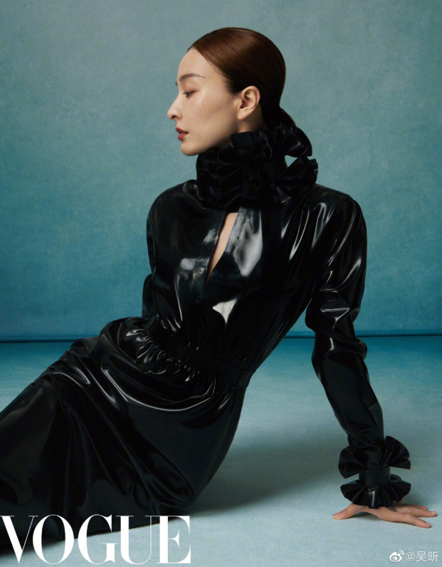 Ngô Hân mặc váy cổ chữ V khoét sâu gợi cảm trong bộ ảnh retro trên tạp chí Vogue 6
