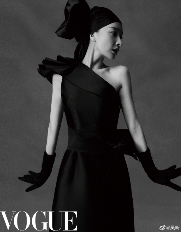 Ngô Hân mặc váy cổ chữ V khoét sâu gợi cảm trong bộ ảnh retro trên tạp chí Vogue 7