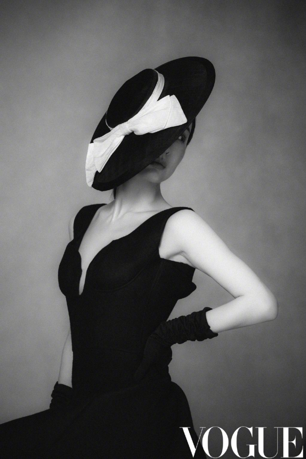 Ngô Hân mặc váy cổ chữ V khoét sâu gợi cảm trong bộ ảnh retro trên tạp chí Vogue 8