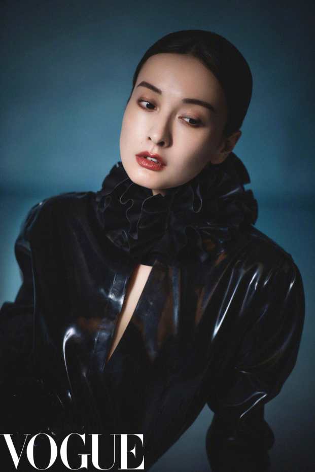Ngô Hân mặc váy cổ chữ V khoét sâu gợi cảm trong bộ ảnh retro trên tạp chí Vogue 9