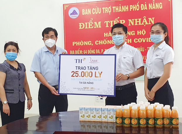   Đại diện Tập đoàn TH trao tặng 25.000 sản phẩm sữa và đồ uống tốt cho sức khỏe đến Đại diện Sở Lao động – Thương binh và xã hội thành phố Đà Nẵng.  