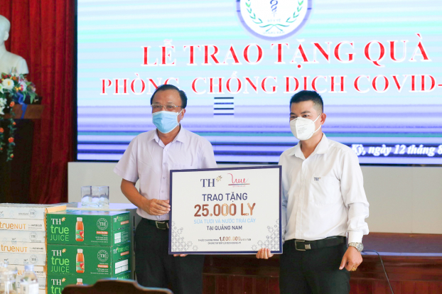   Tiến sĩ Mai Văn Mười - Phó Giám đốc Sở Y tế Quảng Nam (bên trái) tiếp nhận 25.000 ly sữa, nước trái cây của Tập đoàn TH trao tặng  