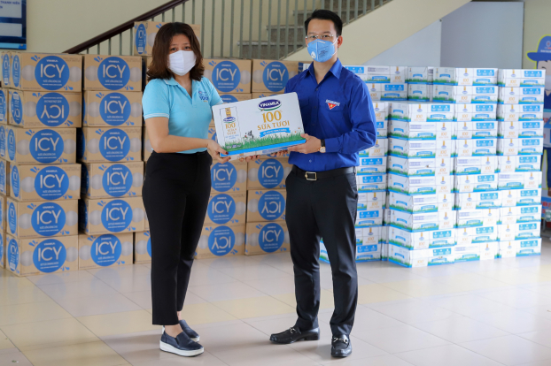   Mới đây Vinamilk cũng đã trao tặng 1 tỷ đồng các sản phẩm sữa cho các khu vực cách ly tập trung của Đà Nẵng, Quảng Nam và Quảng Ngãi  