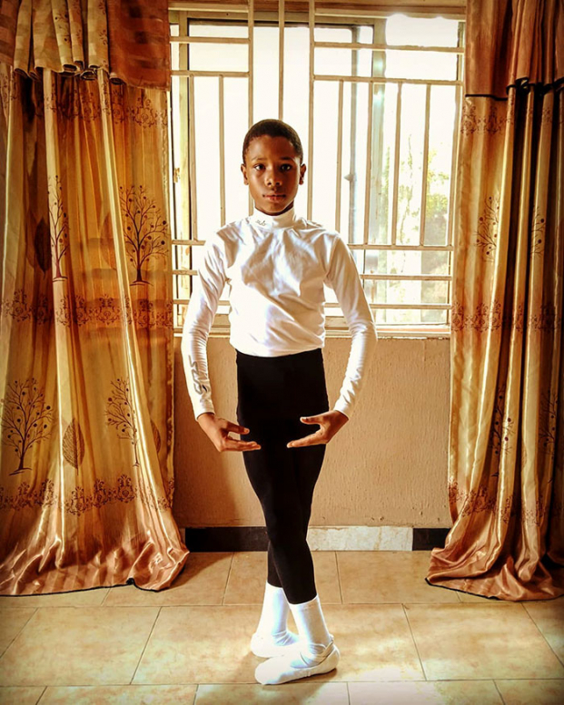 Cậu bé Nigeria nhận học bổng Mỹ nhờ clip múa ballet chân trần triệu view 1