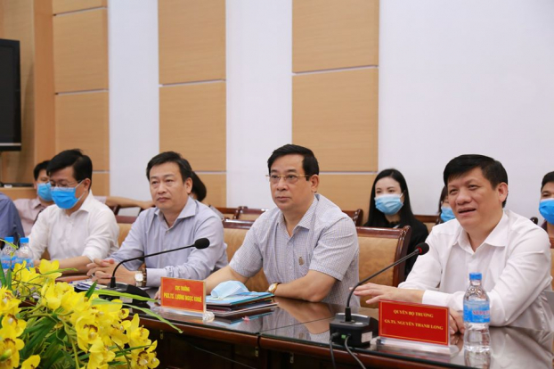   Quyền Bộ trưởng Bộ Y tế Nguyễn Thanh Long họp trực tuyến cùng 2 bệnh viện sáng nay và cử 3 chuyên gia vào miền Trung hỗ trợ.  