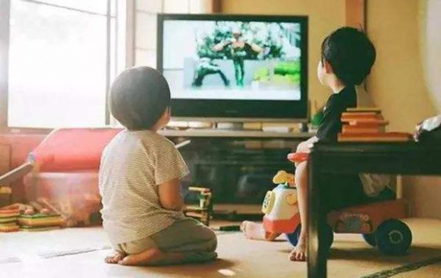 Trẻ xem tivi nhiều rất hại: Khiến năng lực ngôn ngữ yếu kém và làm tổn hại cấu trúc não 0