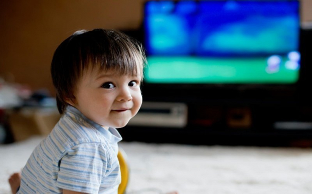 Trẻ xem tivi nhiều rất hại: Khiến năng lực ngôn ngữ yếu kém và làm tổn hại cấu trúc não 1