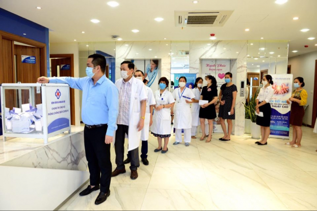   Nhân viên Bệnh viện ĐK Hà Nội gây quỹ ủng hộ cho thành phố Đà Nẵng  