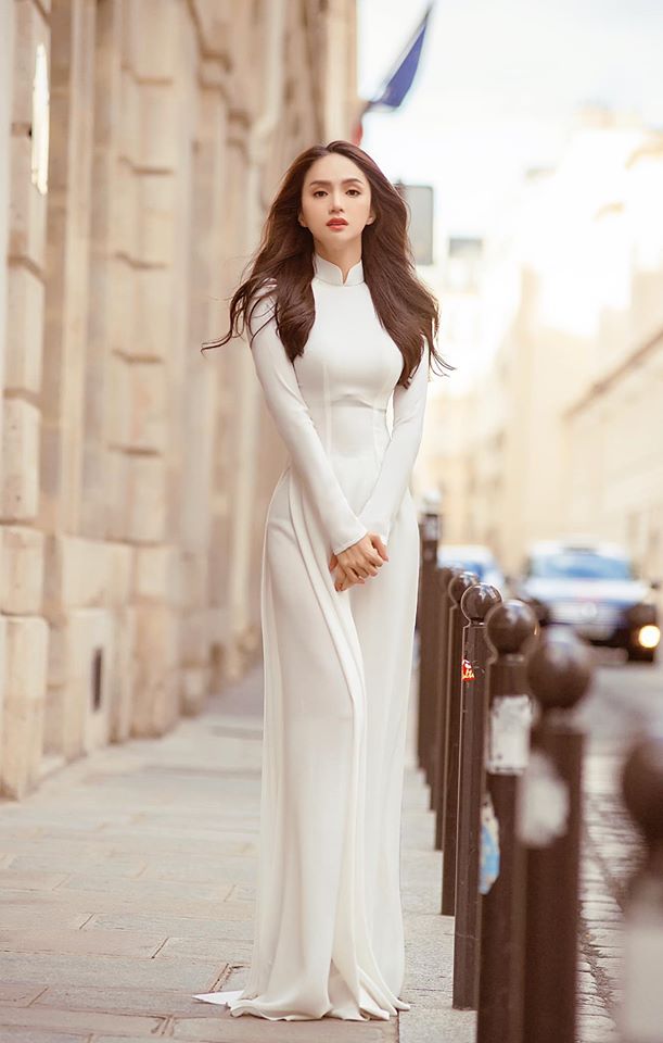   Hương Giang khoe trọn sắc vóc trong tà áo dài trắng với thiết kế giản đơn. Thân hình thon gọn của người đẹp khiến bao trái tim mê đắm.  