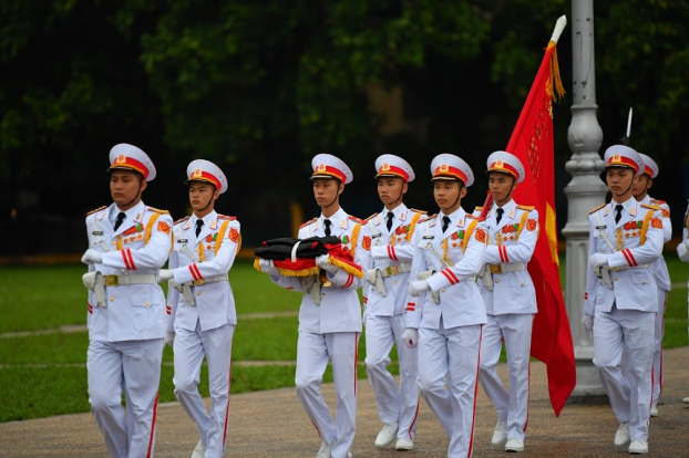   Tiêu binh Đoàn 275, Bộ Tư lệnh Bảo vệ Lăng Chủ tịch Hồ Chí Minh tiến vào quảng trường Ba Đình thực hiện nghi lễ treo cờ rủ  