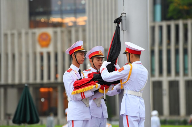   Dải băng tang được buộc cùng vào Quốc kỳ  