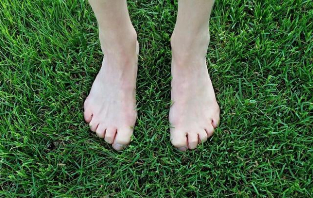 Nhìn xuống bàn chân, nếu có 2 dấu hiệu này, bạn là người có tuổi thọ kém, nhiều bệnh tật 0