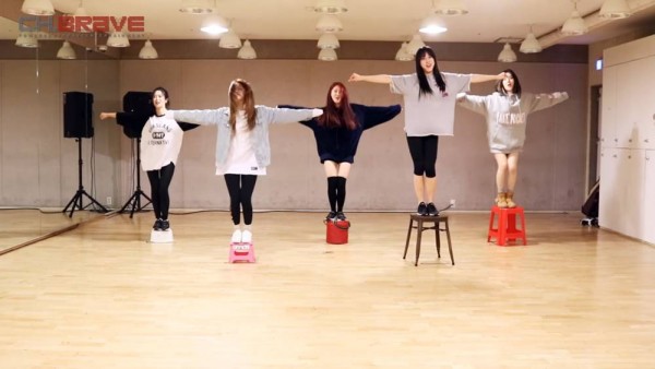 8 động tác vũ đạo nguy hiểm tột độ của Kpop: Jennie khiến fan thót tim vì quá mạo hiểm 5