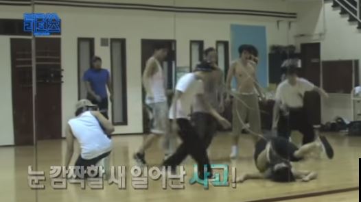 8 động tác vũ đạo nguy hiểm tột độ của Kpop: Jennie khiến fan thót tim vì quá mạo hiểm 6