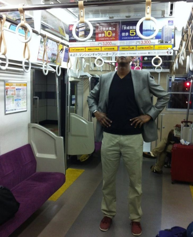 Dở khóc dở cười 18 khách Tây chật vật vì như 'người khổng lồ' khi đến Nhật Bản 8
