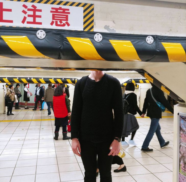 Dở khóc dở cười 18 khách Tây chật vật vì như 'người khổng lồ' khi đến Nhật Bản 11