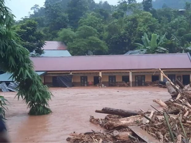   Trường học bị ngập sâu trong nước  