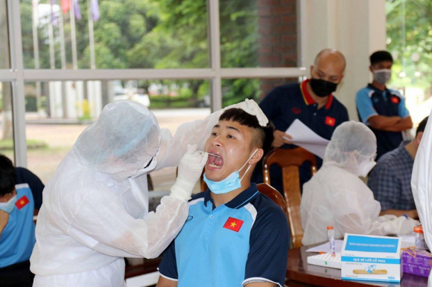   Nhân viên y tế lấy mẫu làm xét nghiệm COVID-19 cho các cầu thủ đội tuyển Việt Nam  