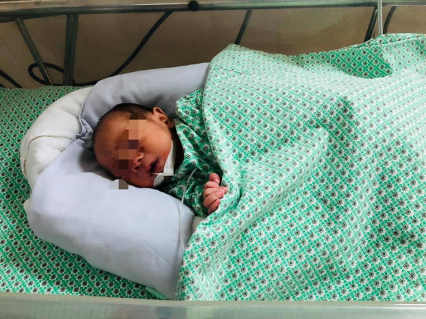   Em bé sơ sinh bị bỏ rơi trong khe tường ở Hà Nội đang được y bác sĩ Bệnh viện Xanh Pôn chăm sóc và điều trị  