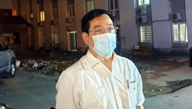  PGS.TS Lương Ngọc Khuê - Cục trưởng Cục Quản lý khám, chữa bệnh làm việc tại bệnh viện E ngay trong đêm 19/8.  
