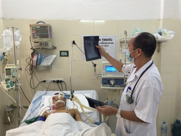  PGS.TS Đỗ Duy Cường thăm khám cho bệnh nhân điều trị tại Trung tâm Bệnh nhiệt đới  