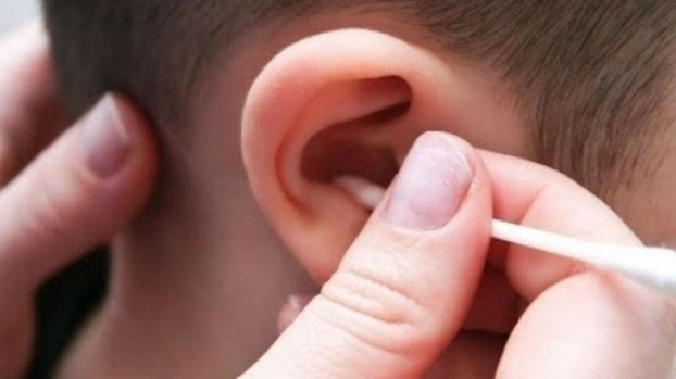 5 thói quen rất xấu người lớn ai cũng làm gây hại tới thính lực của con 1