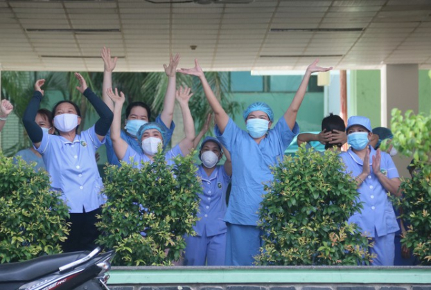   Nhân viên bệnh viện Đà Nẵng vui mừng khi được dỡ phong tỏa.  