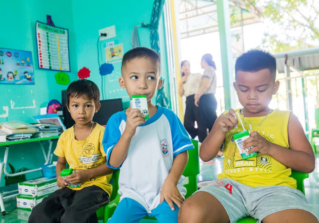   Bé Nhân, con trai của chị Vương được tham gia uống Sữa học đường cùng các bạn từ tháng 6/2020  