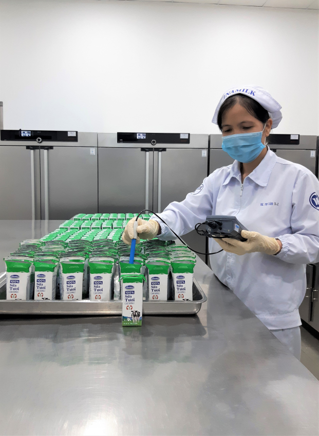   Công việc chuyên môn của chị Nguyễn Thị Tâm là kiểm tra mẫu sản phẩm để bảo đảm những hộp Sữa học đường chất lượng và an toàn  