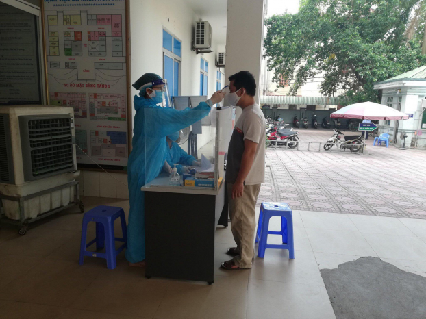   Bệnh viện ĐK Hòa Bình (Hải Dương) siết chặt quy trình sàng lọc bệnh nhân khi đến bệnh viện thăm khám bệnh  