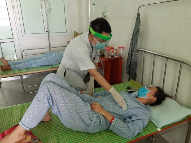   Bác sĩ đang thăm khám cho bệnh nhân bị ngộ độc sau khi ăn bánh mì có sử dụng Pate Minh Chay  